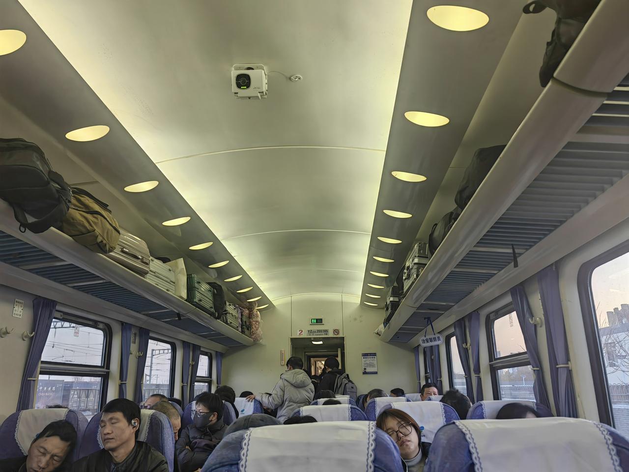 我忘记是哪一年了，是一个秋天，也是坐的K599火车，从包头到北京，无座，不知道那