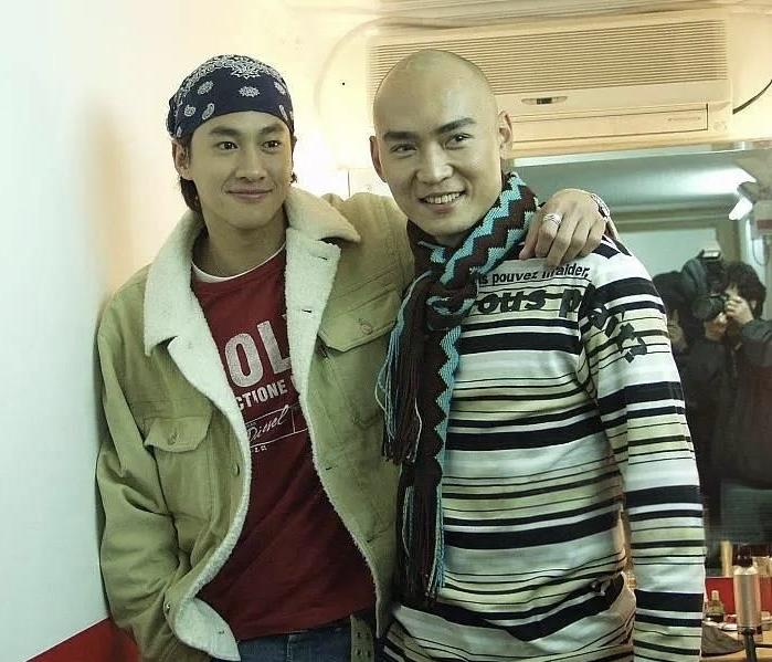 2002年，何润东与焦恩俊在剧组的合影，两人饰演的古装角色，都挺nice的。