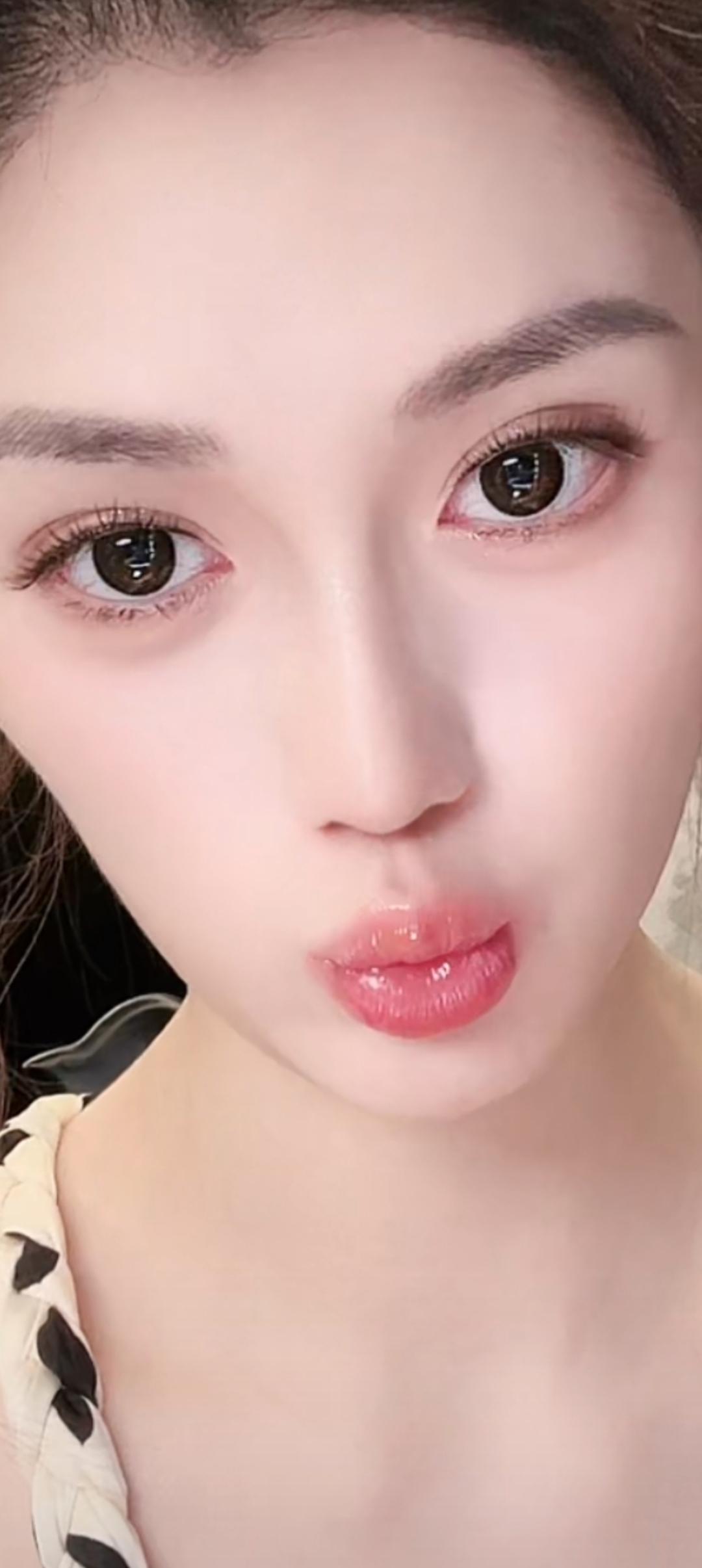 这姑娘眼睛好大好有神！