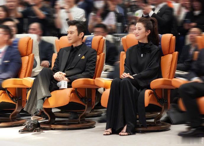 张智霖这老妖精，平时自拍老的不行，参加活动时化妆一下子年轻20岁