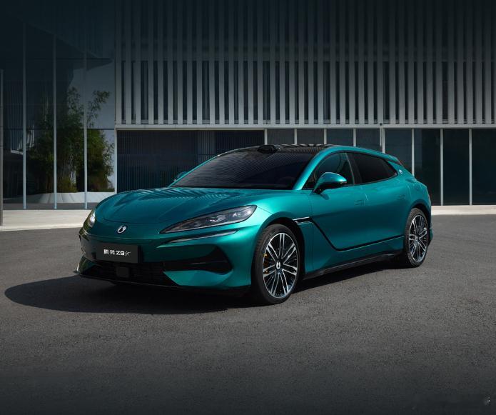 这个就是全新的腾势Z9GT了，内饰和外观都一览无余，看着更加让人耳目一新。配色