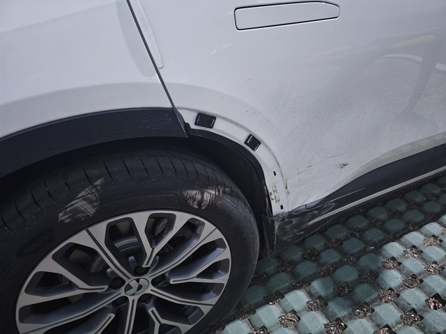 蔚来的无忧服务最近把车门蹭了下，体会到了蔚来的无忧服务，简单概括有跟没有一样。