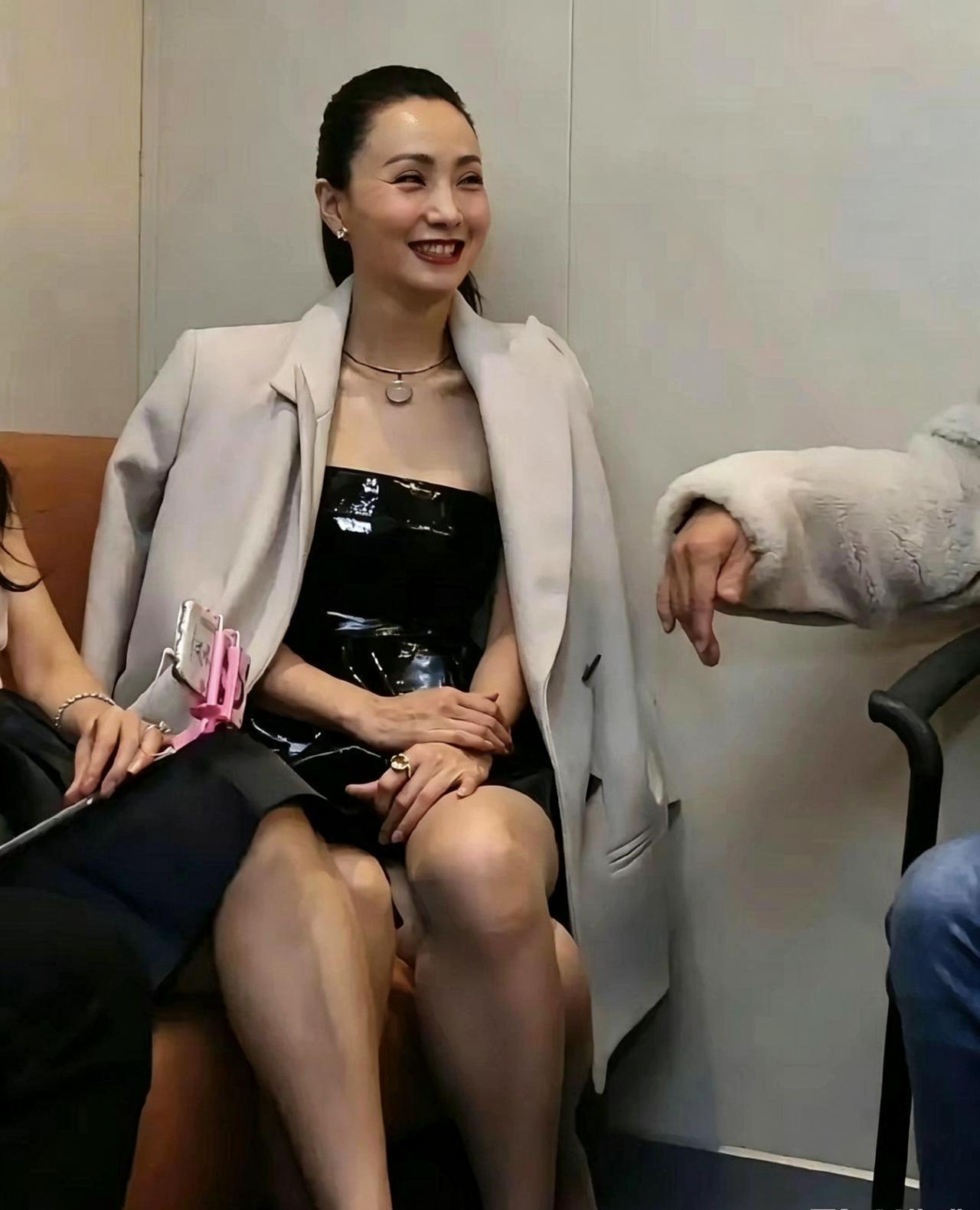 徐峥快管管陶虹，可得多注意身材管理啦看陶虹这张私下抓拍的照片，状态看着温婉