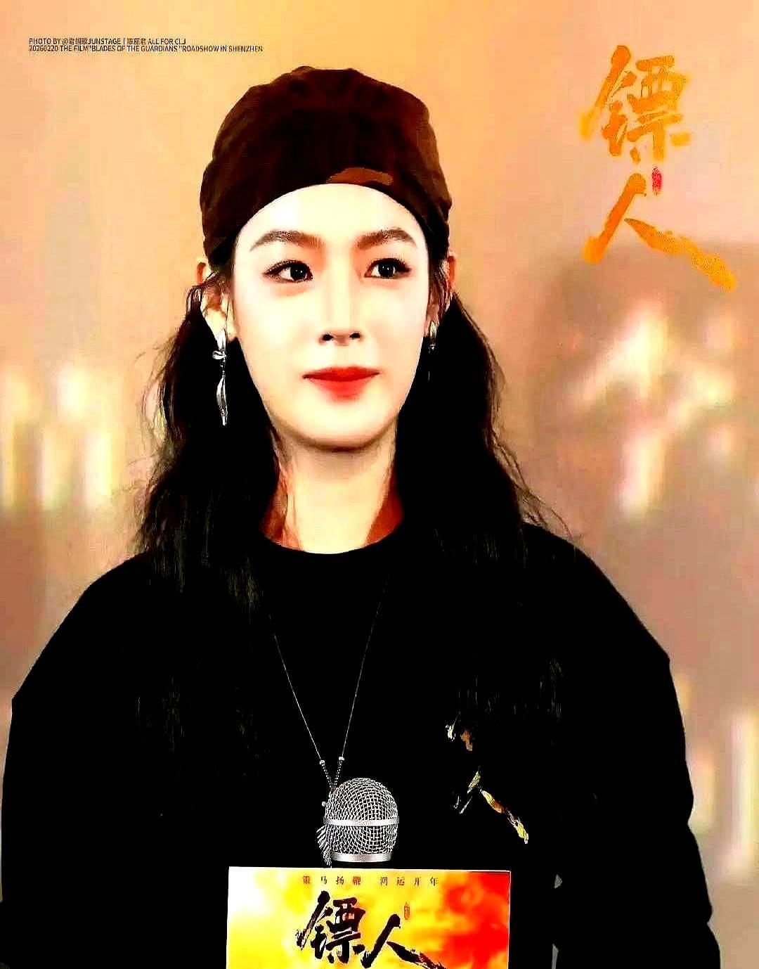 一声“老婆”刚破口而出，陈丽君本能地往后一缩。梁家辉已经张开双臂，像一堵墙挡在