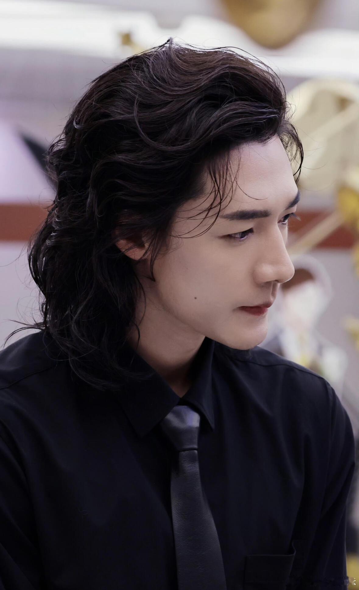 此沙好完美的颌面看此沙的颌面才知道，骨相好有多显气质，眉骨突起有棱角，眼窝深邃显