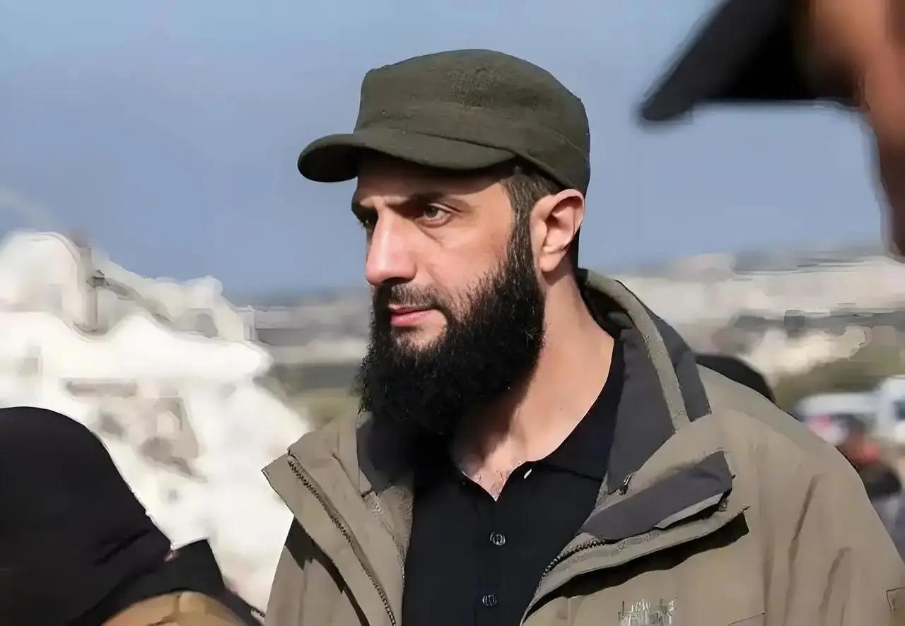 4月26日，叙利亚大马士革一家法庭启动对前总统阿萨德旧部的首次公开审理，首