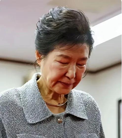 朴槿蕙老成这样了。当年当总统时还满面春风，神采奕奕的呢。坐了5年牢，就突然这
