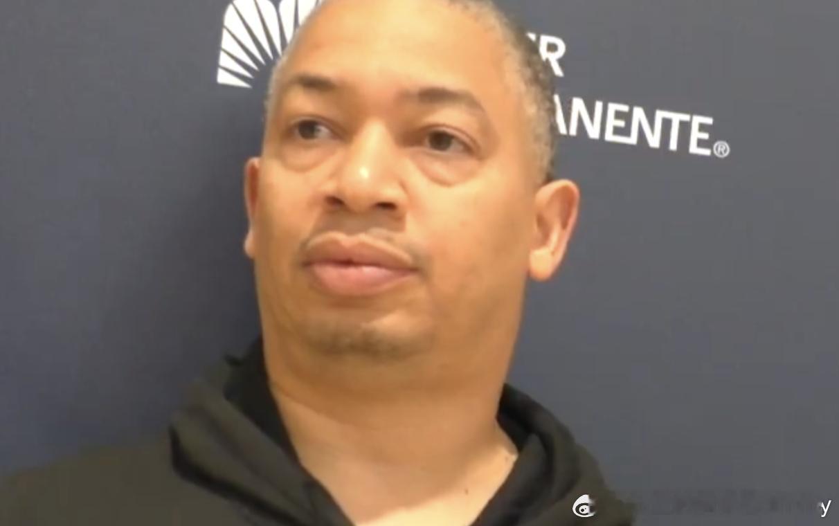 被问到为什么柯林斯在最近四场中有两场第四节没上场卢：我只是觉得当时场上的那套阵容