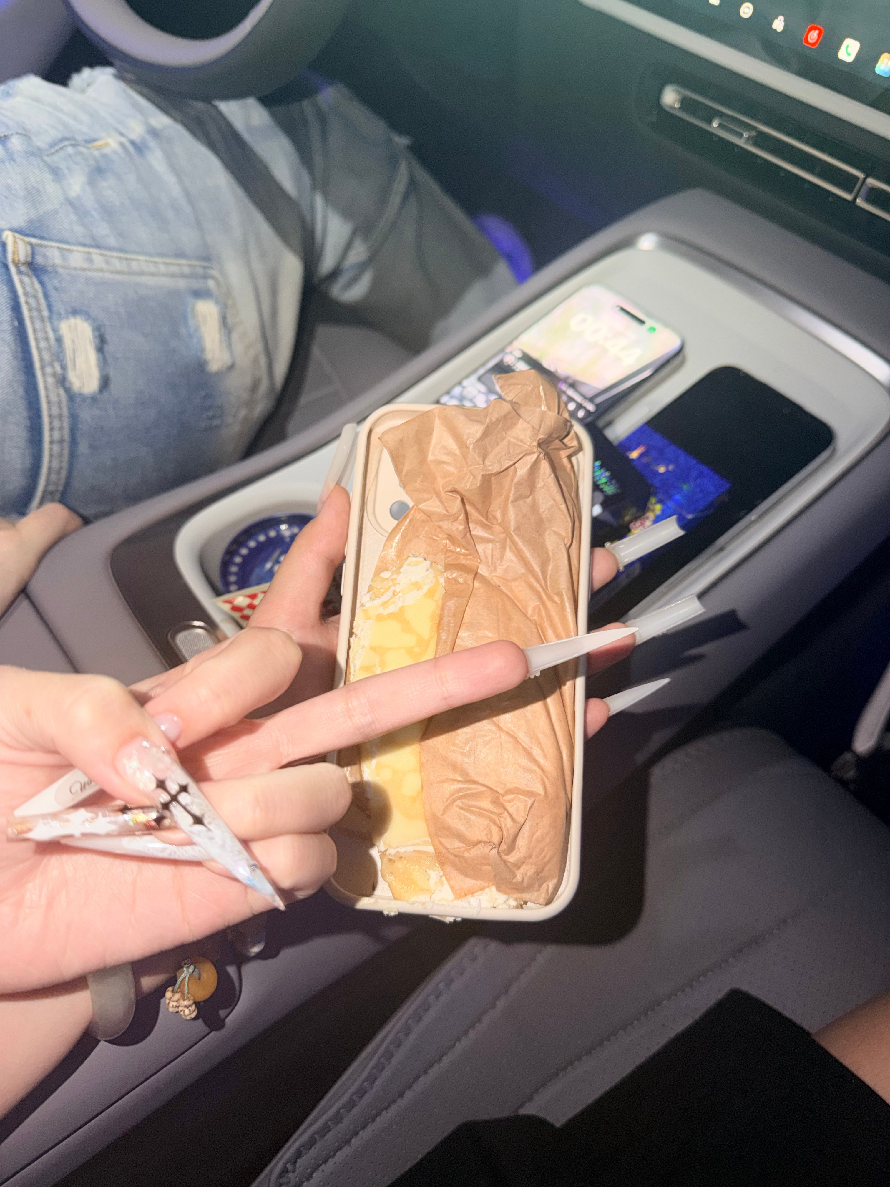 我真的要被这个笑死了好吧？！我闺蜜手机把壳去了放那里无线充电我男朋友把我吃剩下