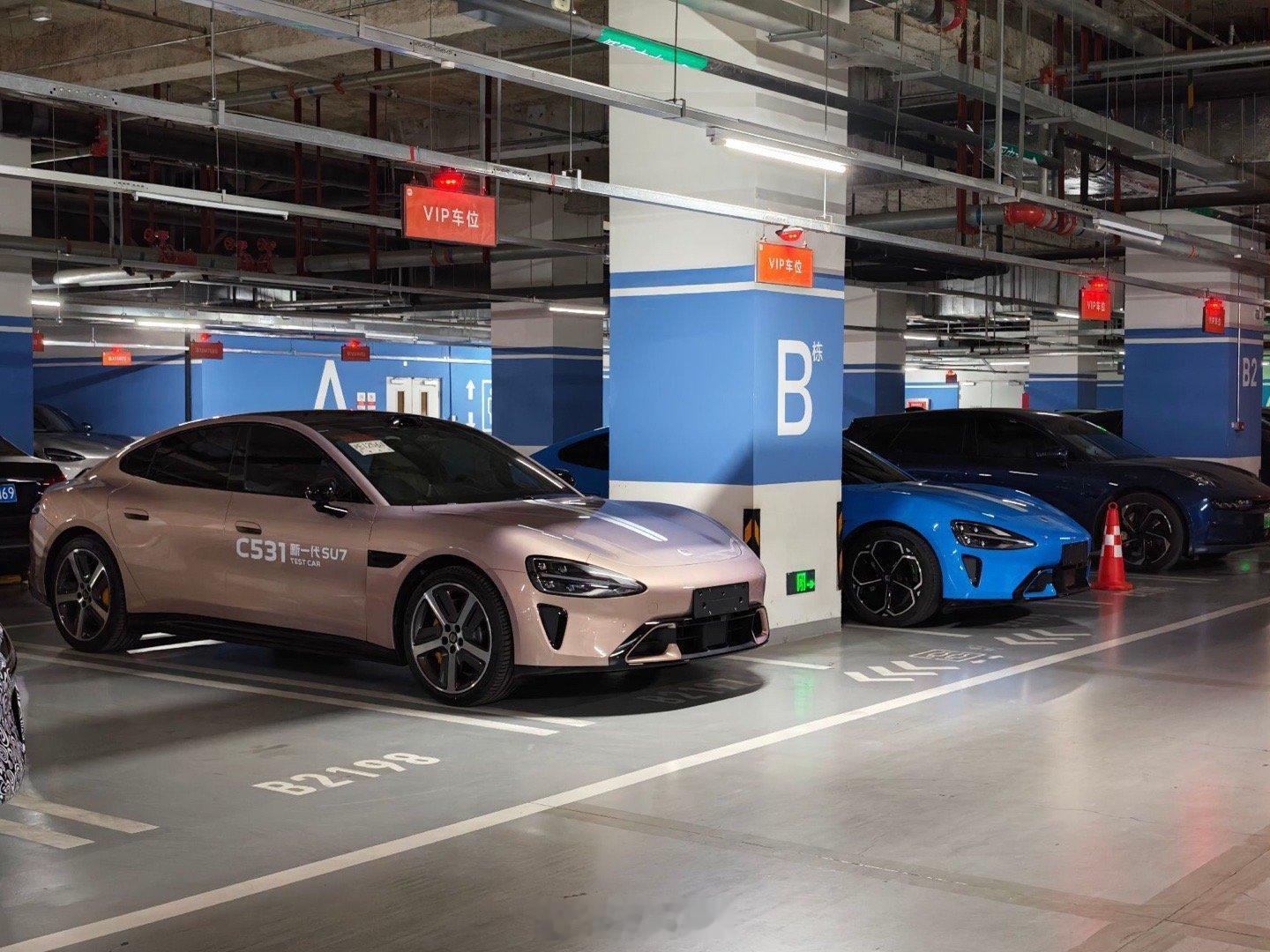 新一代小米su7这卡布里蓝，这么看是真亮啊！车漆这一块真是独一档。