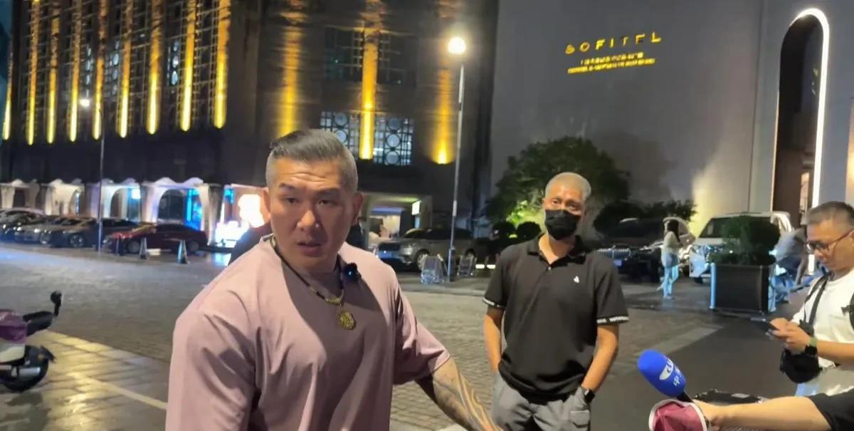 “馆长”讲粗口被治好？经常看网红“馆长”直播的都知道，他的习惯是三句不理一个粗