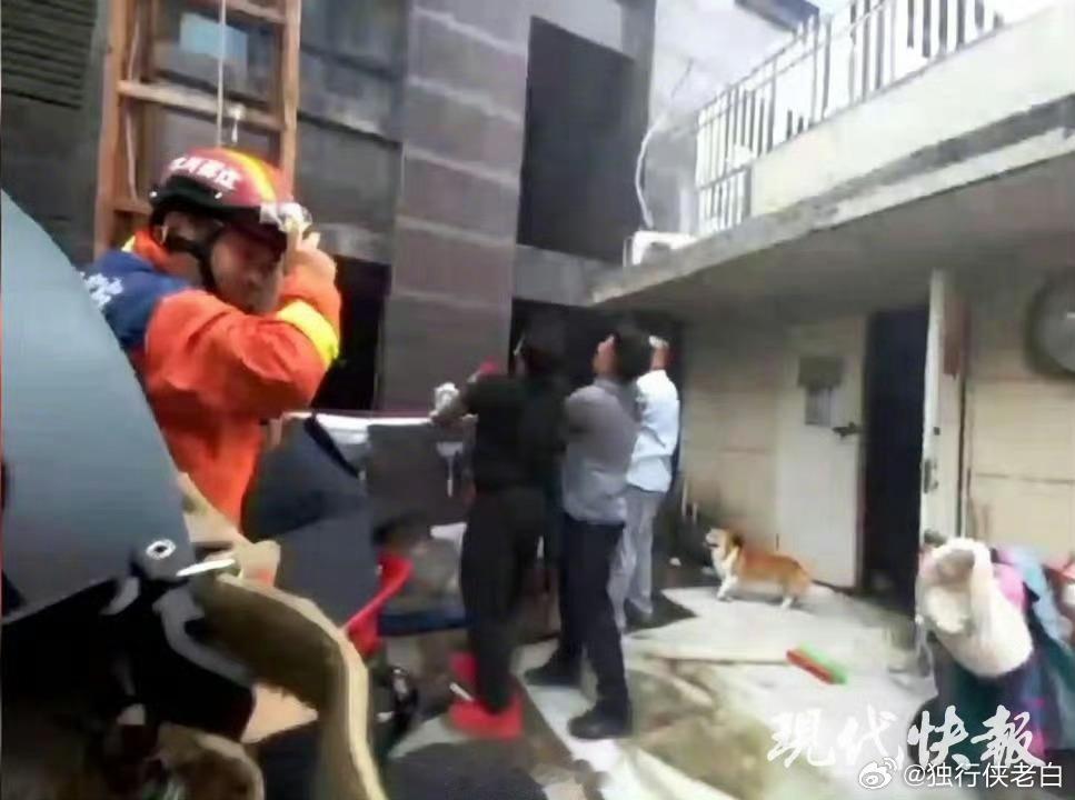连云港消防回应火灾母女坠楼连云港小区火灾事件牵动无数人，被困窗台的母女不幸坠楼，