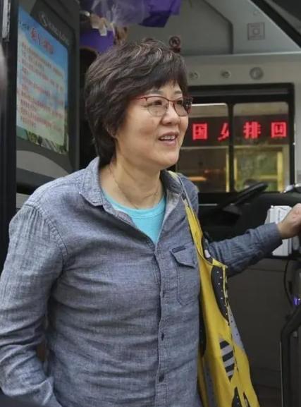 郎平已老。退休在美利坚，与女儿在一起。享受加州阳光。曾经的中国女排如今似已不再辉