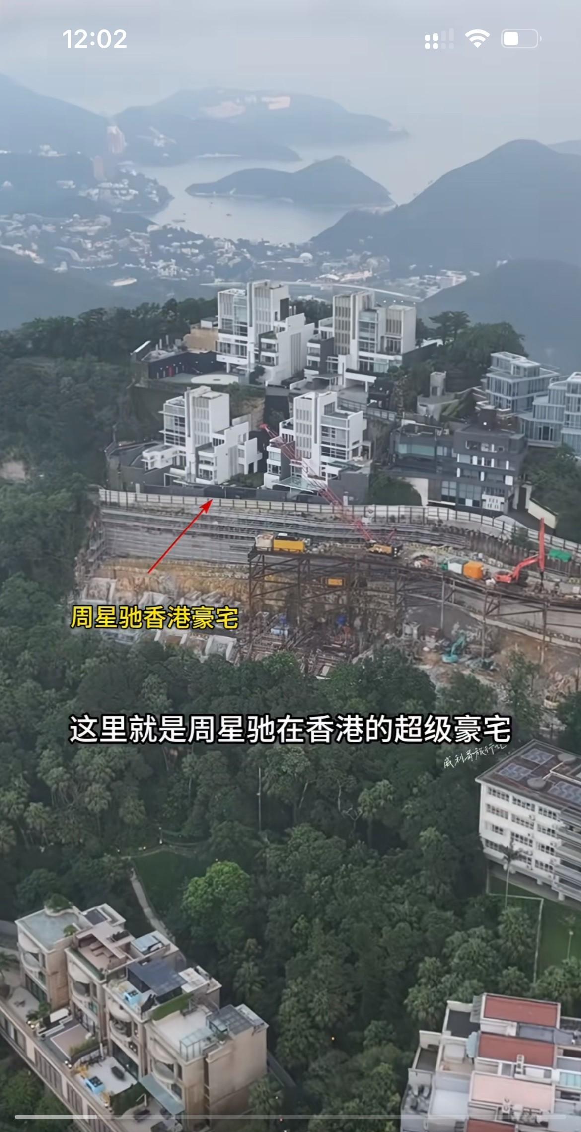 香港太平山顶周星驰豪宅，车库停了三辆豪车一辆奔驰一辆玛莎拉蒂还有一辆兰博基尼。车