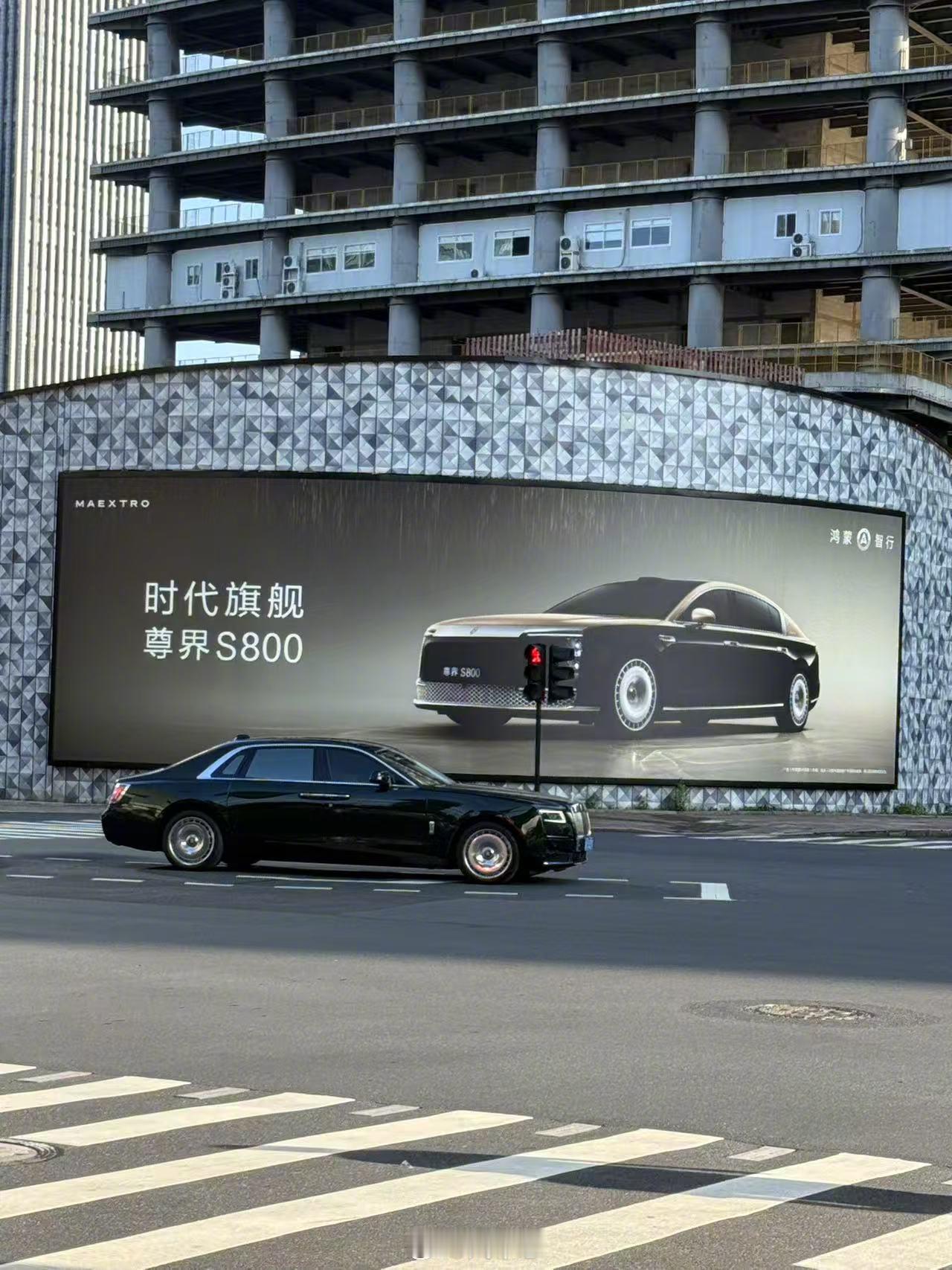 这画面够不够尊？[滑稽笑][滑稽笑]坐标：杭州万象城路口～​​​