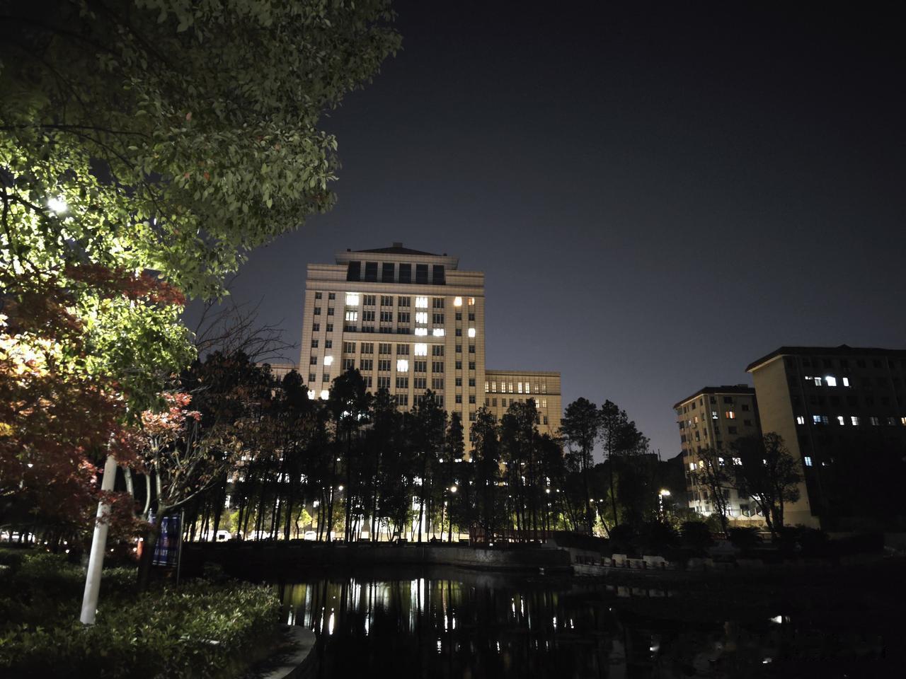 家人们，谁懂呀，湖北的高等教育强省地位全是“靠部委直属大学撑门面，靠民办本科撑数