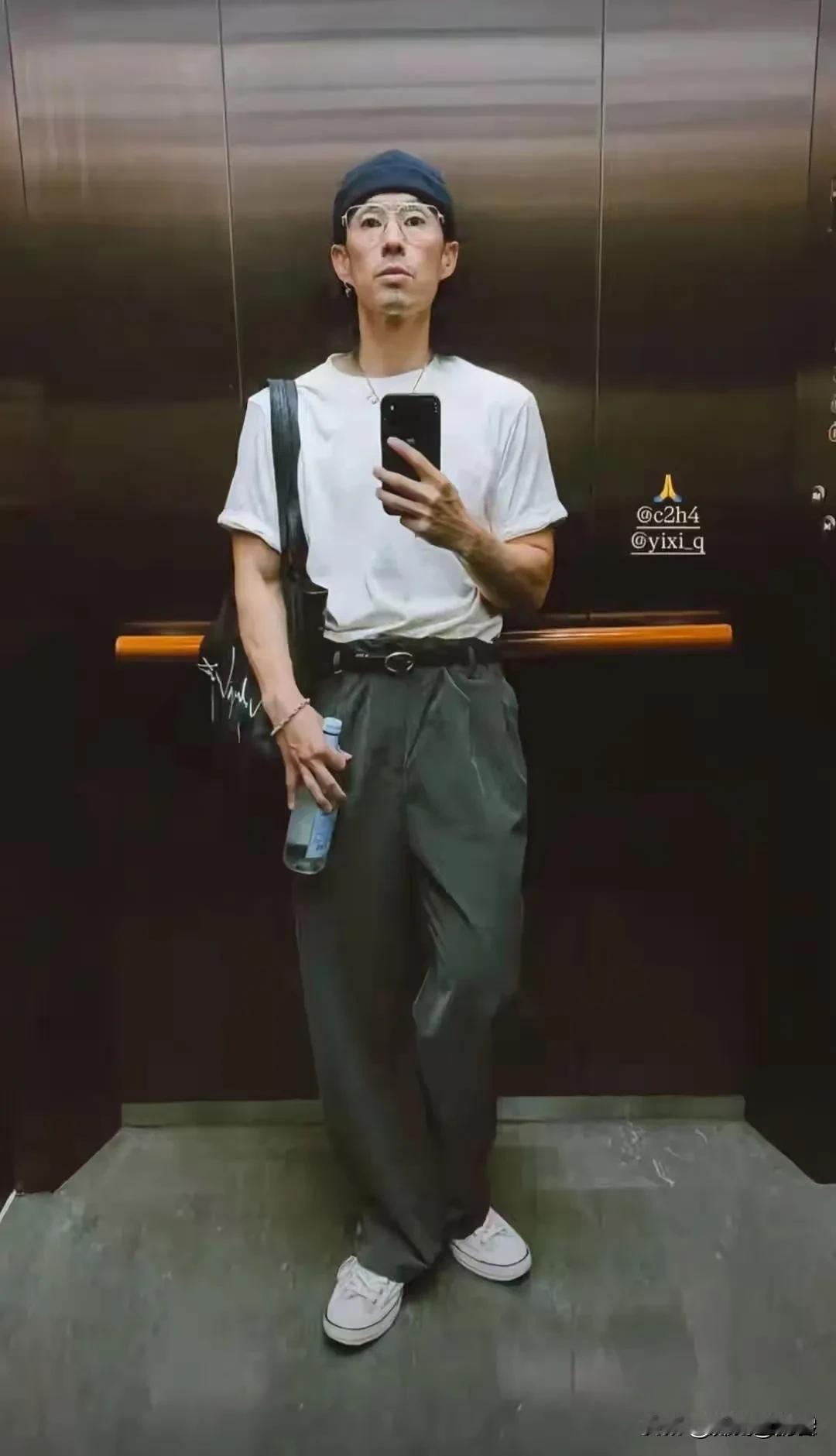 天啊！这是谁？骨瘦如柴，原来是F4之一的吴建豪。看报道说过，吴建豪一直坚持健