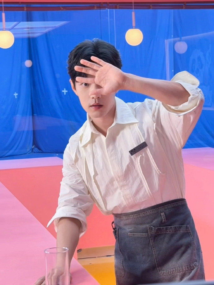 肖战这帅脸就适合怼脸拍,好喜欢肖战当镜头瞬间可爱！