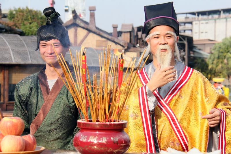 灶王爷，本姓张，骑马挎枪奔上苍。面见玉皇把话讲，美言几句降吉祥。上天专把