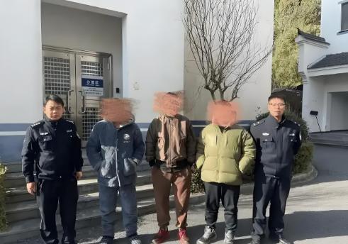 跟大家分享一个笑话，说有三个男子组团去偷白萝卜，偷了有足足300斤萝卜，结果等警