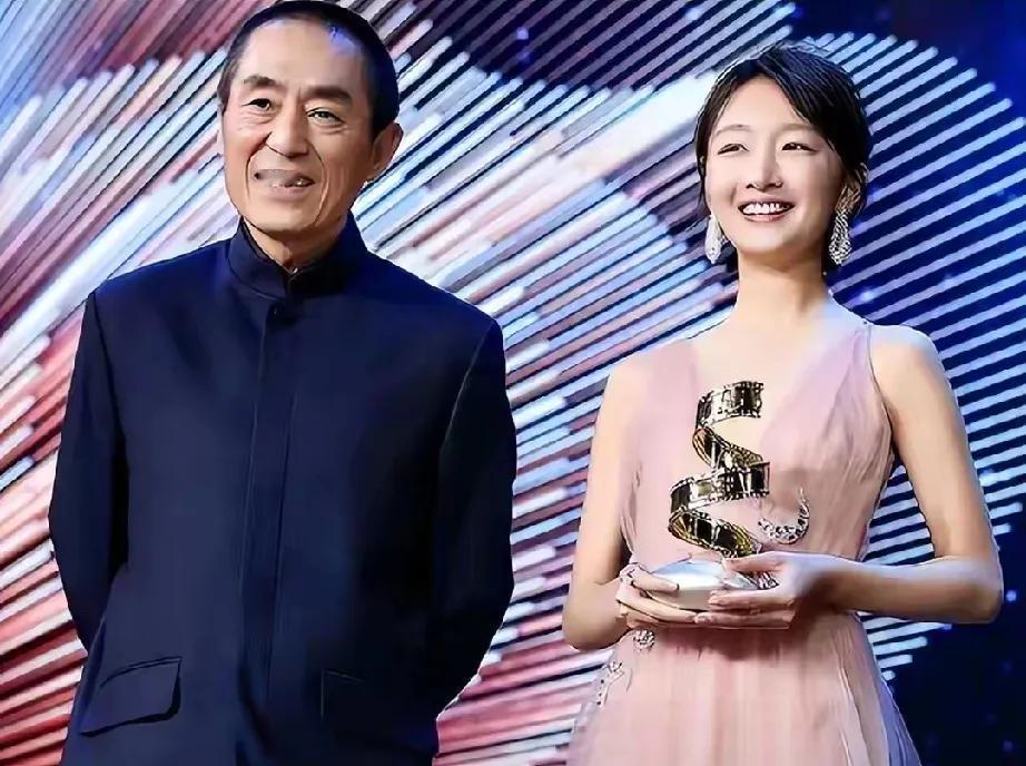 周冬雨，曾是“三金影后”，出道即巅峰，凭借清纯长相和张艺谋力捧，在影视圈一路狂飙