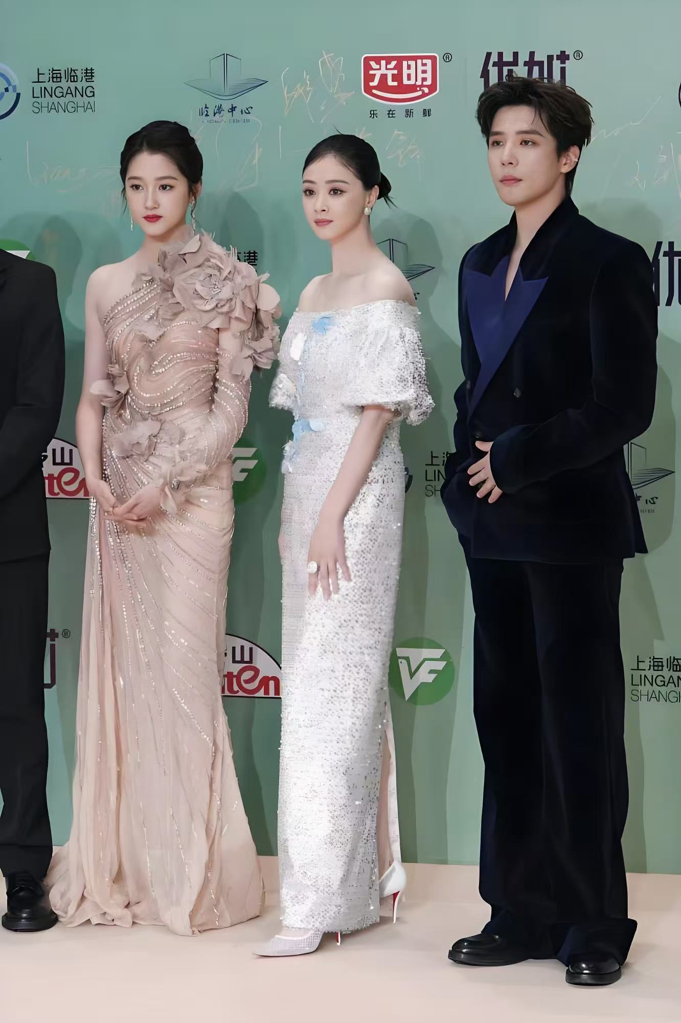 才发现蒋欣的头是真小啊很多人印象里蒋欣是大骨架，却忽略了她是隐藏的小头美人。哪