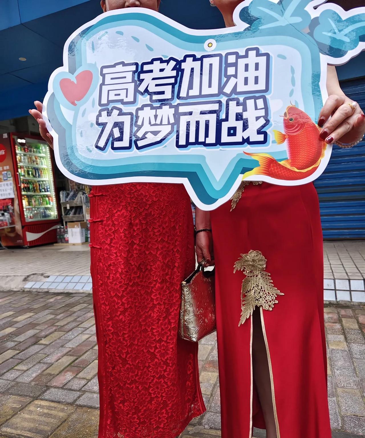 刚刚，看到一位平凡的老师说的一段话:“当爹妈太难了！想问不敢问，话到嘴边又咽下