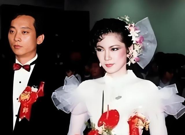 1985年，叛逃至台湾的飞行员萧天润和台湾美女主播张德芬结婚了，婚礼上，萧天润满
