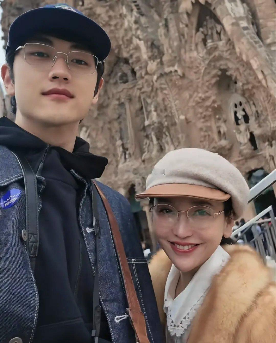 42岁金莎与25岁男朋友环游欧洲，瘦成V字尖下巴，被说像蛇精脸，不如原来好看了。