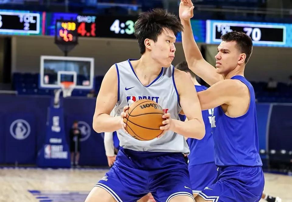 19岁少年在美国扣篮后，队友大喊:YAO，YAO，YAO…杨瀚森已经完成2次试
