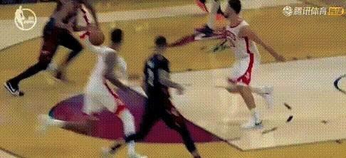 阿伦退役式砸扣申京被吹！申京直接被扣倒，捂着双眼根本不敢看。伸肘打到了申京面