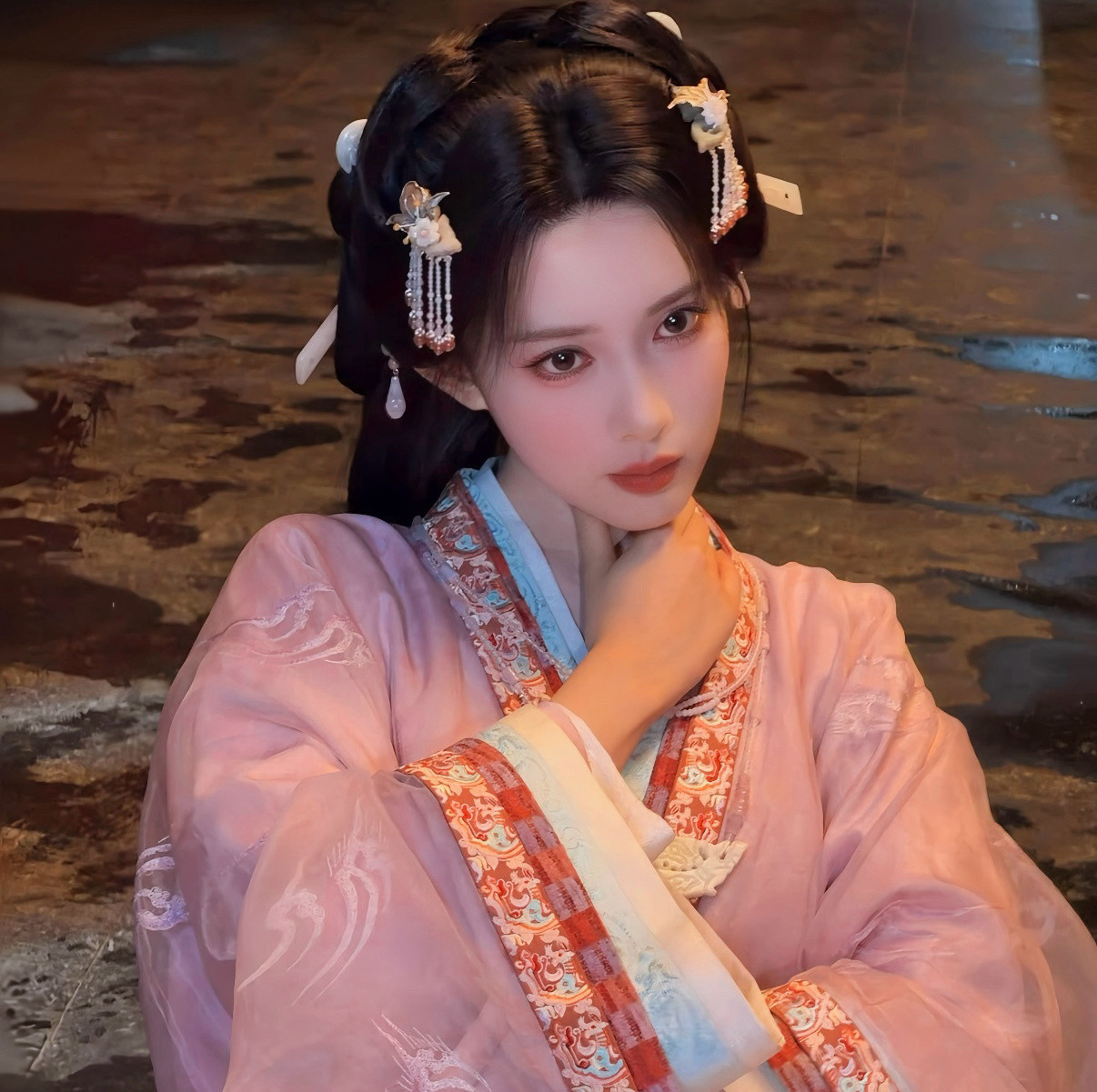 孟子义剧宣连狗都用上了⚡曾舜晞片场抱孟子义的狗·孟子义沈妙妙妙大王专栏·老
