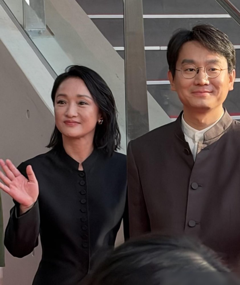 周迅穿着黑丝往红毯上一站，评论区直接炸了。52岁，瘦得撑不起那身香奈儿高定，脸僵得做不出表情。可你再