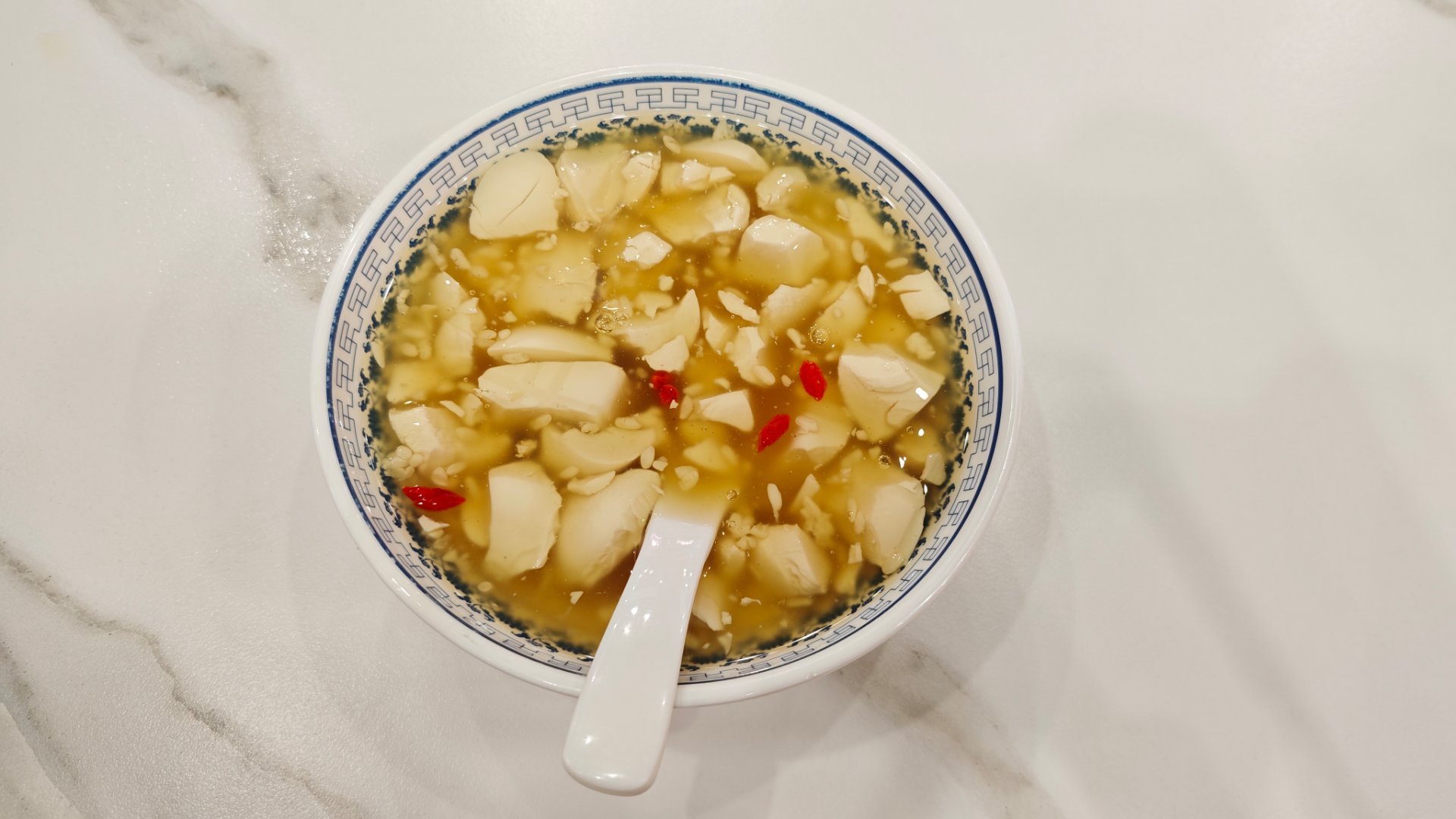 特别奇怪的早餐麻辣龙抄手配的红糖豆花