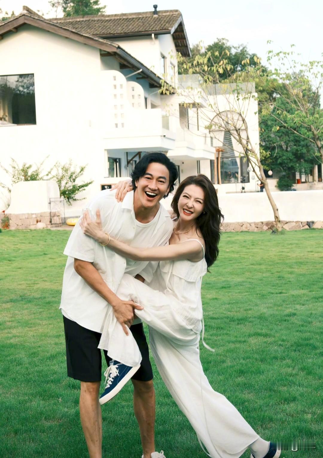 何润东与妻子林姵希同框出镜，画面温馨又甜蜜。两人气质般配，眼神里满是宠溺，低调又