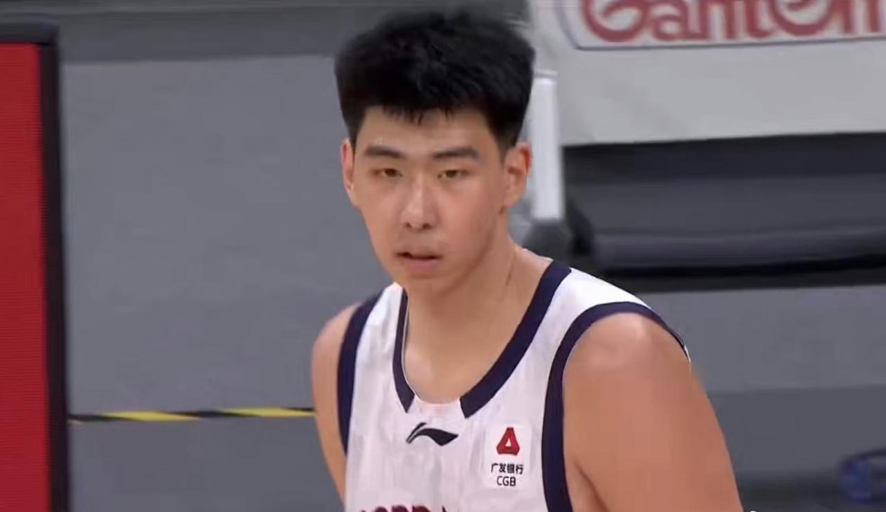 不吹不黑！徐昕与焦泊乔本赛季的数据对比！！！徐昕22岁，身高2.26米，体