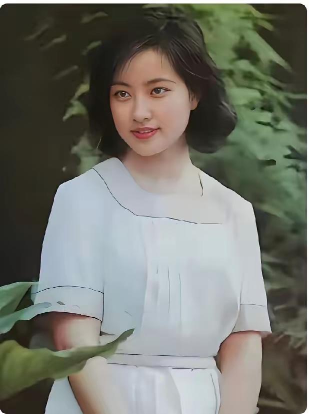 年轻时的刘晓庆那颜值真能打。一袭白色乳衫，衬得皮肤又细又白，浓密黑发披在颈后，鹅