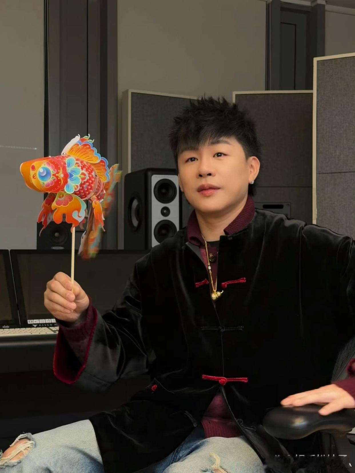 1.任泉是圈内人公认的投资小能手，每个项目都大赚特赚，但冉莹颖跟风参股的那些都亏