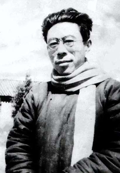 1946年，闻一多先生在云南被暗杀时，他的长子奋不顾身扑上去为父亲挡了五个子弹。