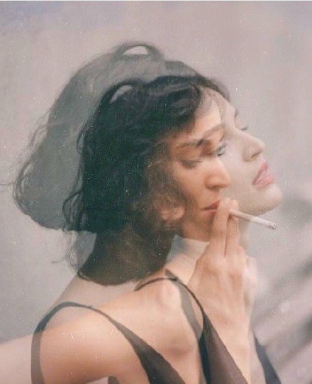 “长大以后，睡得着和开心成了奢侈品.”