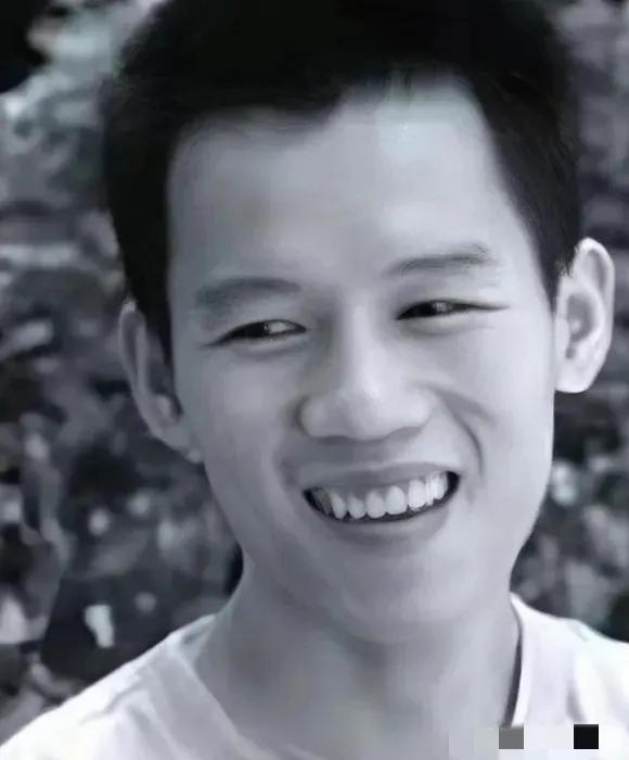 2005年南宁医院19楼，25岁韦兆安一跃而下。结束了自己的生命。谁能料到，