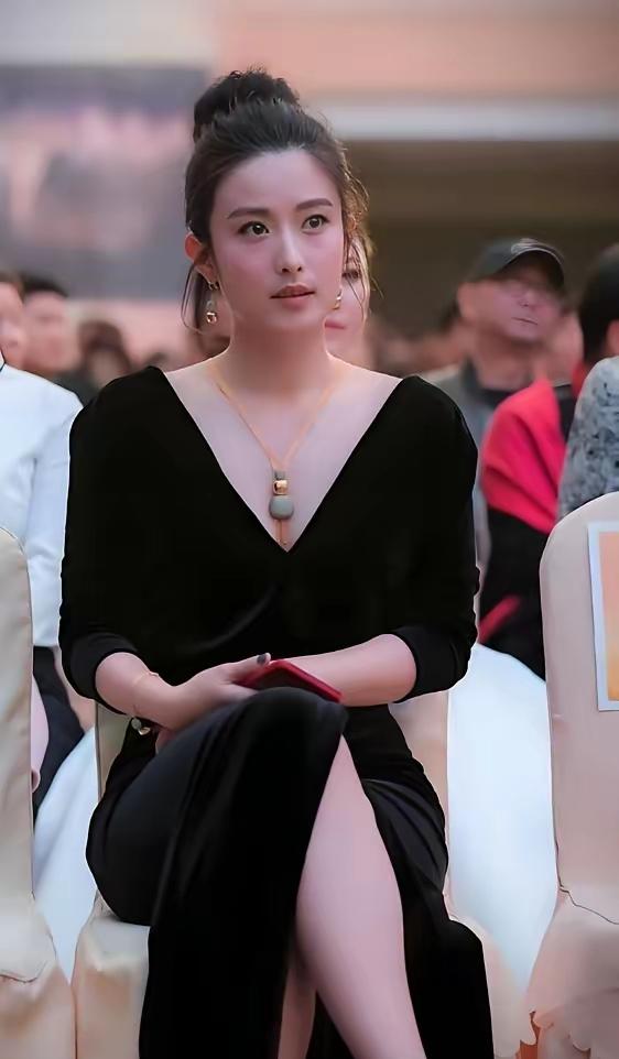 一个女人演了22年近百部戏，演啥像啥，颜值气质把流量花旦甩几条街，却始终没火，你