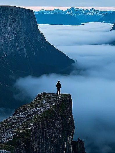 水到尽头是瀑布,人到尽头是什么?常听人说：水到尽头是瀑布。江河奔涌，撞上山崖无