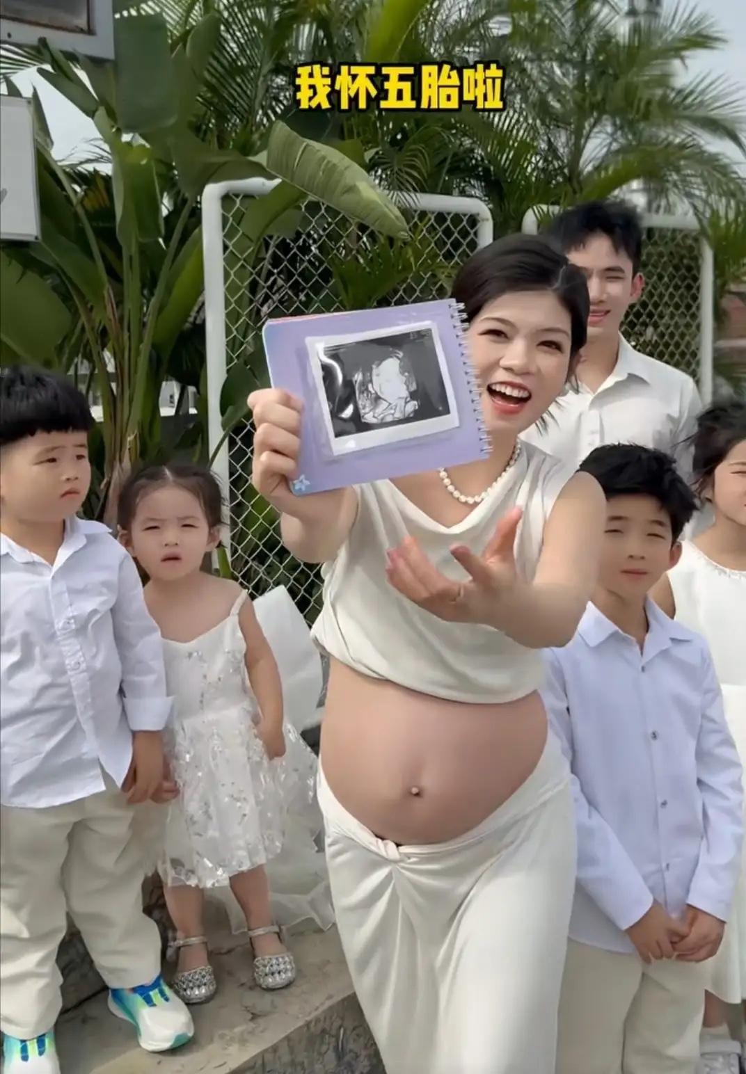 这家人的流量和财富感觉像是孩子带来的。陈三废老婆5胎5个月了,一家人整整齐齐亮相