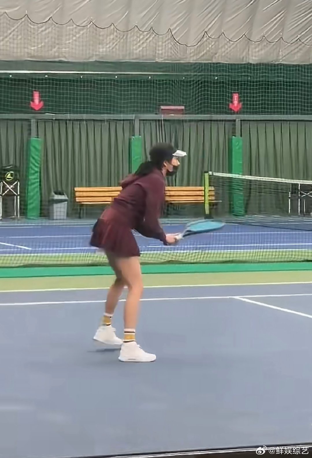 偶遇关晓彤打网球关晓彤挥汗打网球的样子超有魅力，身材线条十分出众。打网球偶遇关