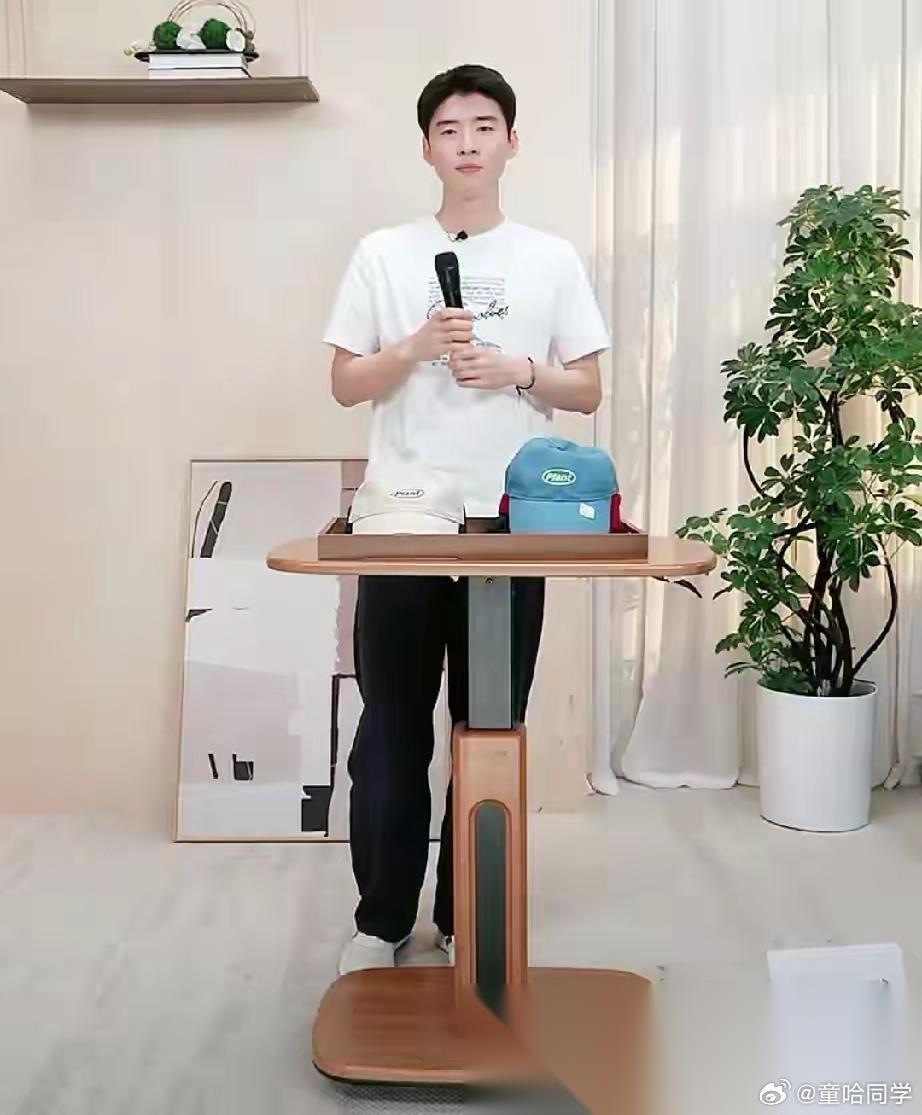 太欢乐。幸好当初董宇辉招泓廷的时候足够有耐心，虽然泓廷在面试环节的时候唱了一首