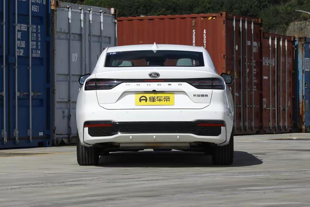 最近看到新款蒙迪欧的配置和价格，第一反应是：福特这回真的放得挺开的。起售价不到1