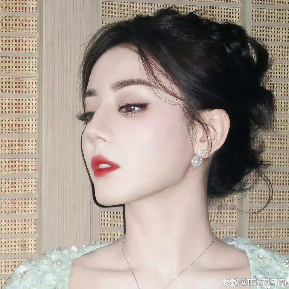 迪丽热巴不止星光美也有实干美一个人的底色是最吸引人的部分，星光只是她最不值一提