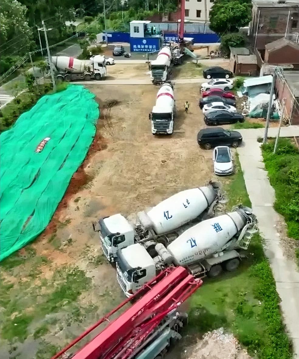 不是我吹，全红婵家的新房建好后肯定特结实，看看这排场就知道了，2辆泵车，5辆混凝
