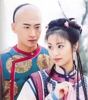 2004年，林心如公开说：“尔康强吻我，我嘴巴紧闭，但他一直顶我牙齿，太难受了，